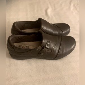 Nice pair of lightly worn slip on Sz 8M shoes